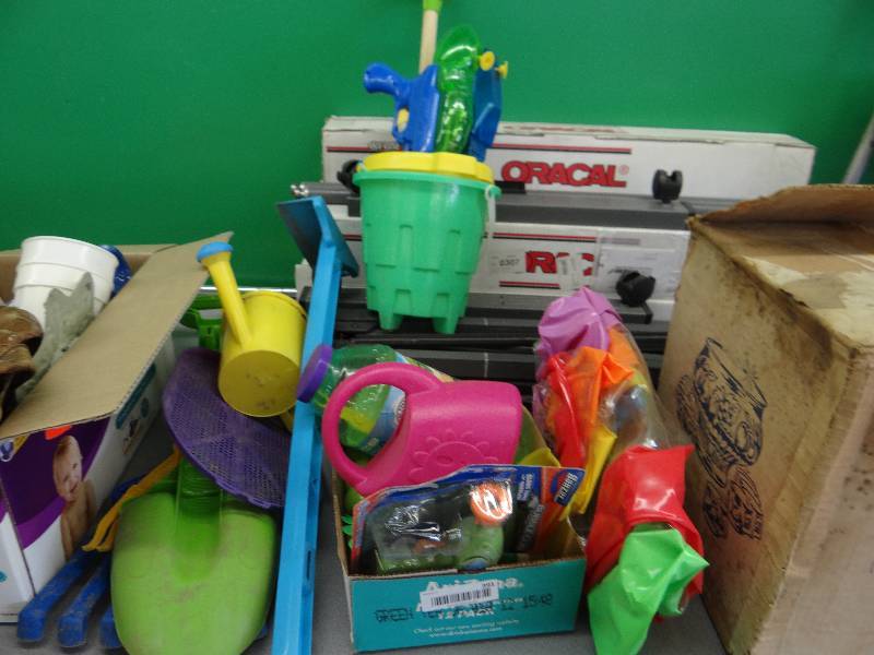 lot 391 image: Kids toys.