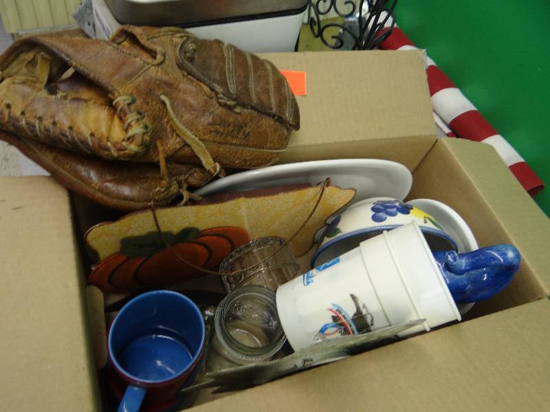 lot 392 image: Misc items.