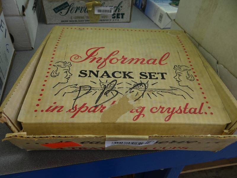 lot 397 image: Infomal snack set in box.