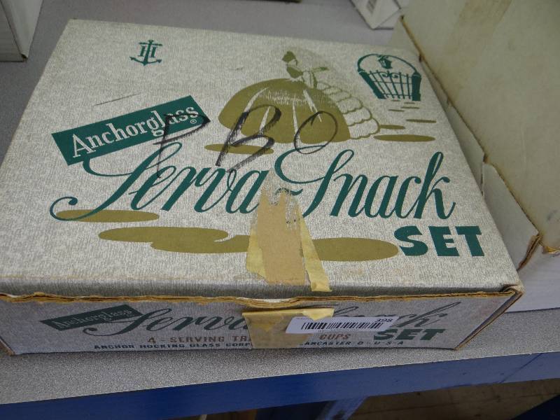 lot 398 image: Informal snack set in box.