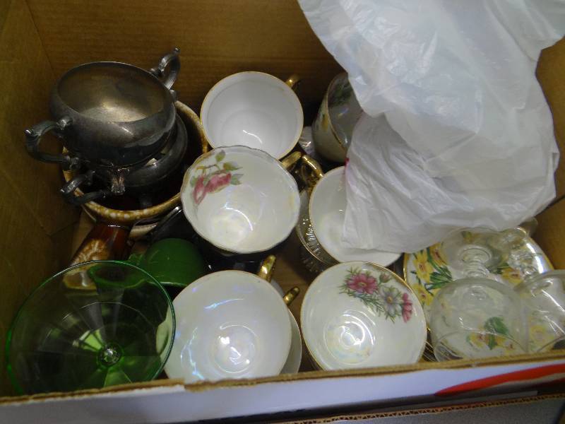 lot 401 image: Lot of decorative glassware.