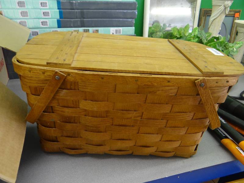 lot 405 image: Wicker picnic basket.