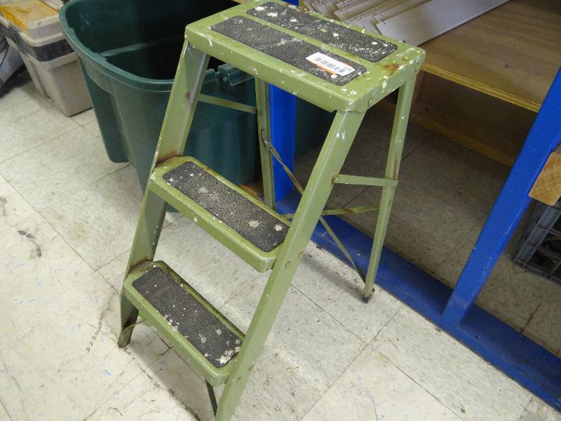 lot 408 image: 2 - step step ladder.