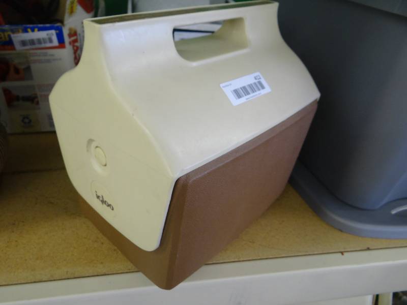 lot 412 image: Igloo carry cooler.