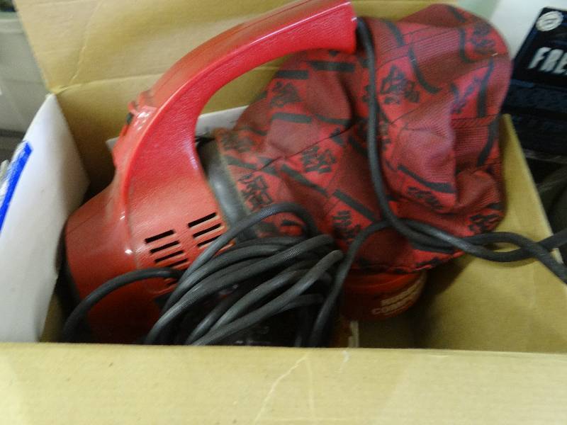 lot 415 image: Dirt devil vacuum.