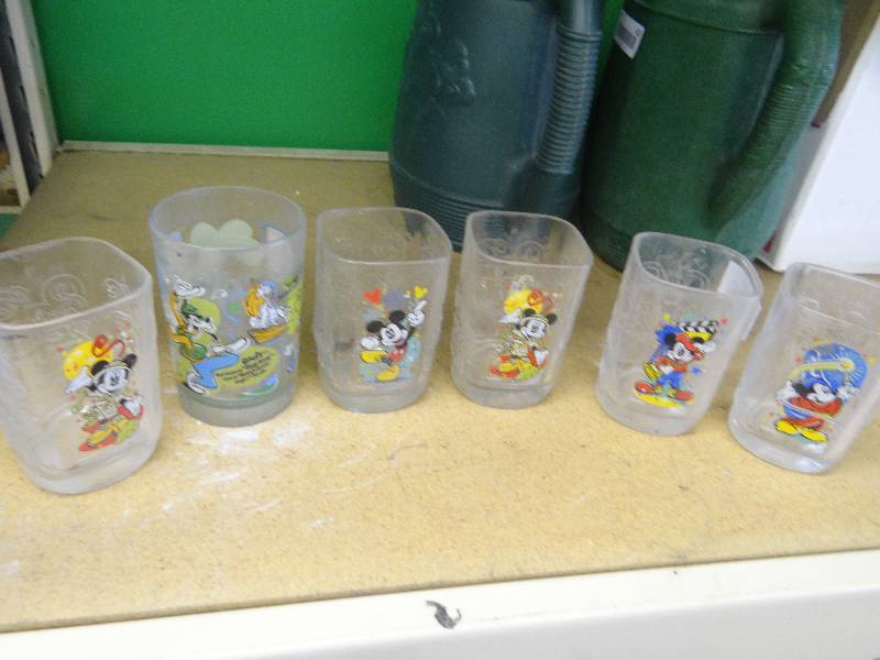 lot 422 image: 5 Disney glasses.