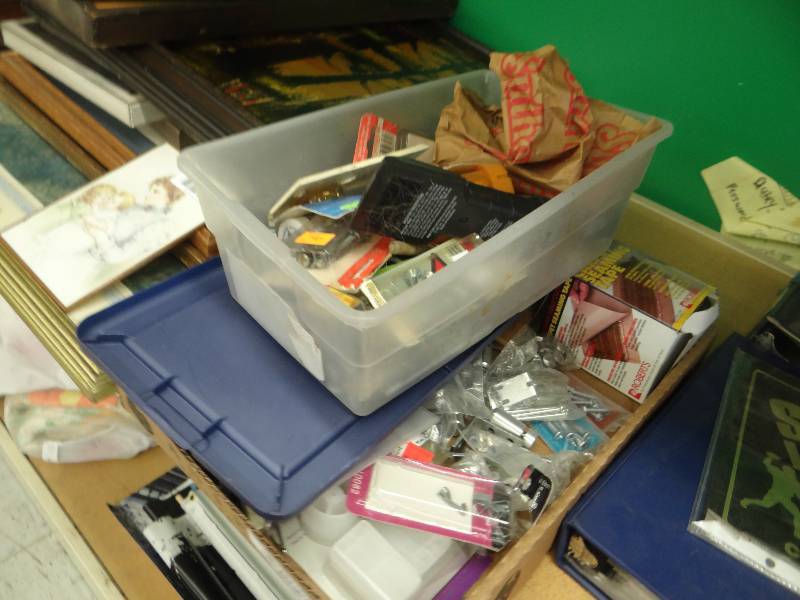 lot 424 image: Lot of various hardware.