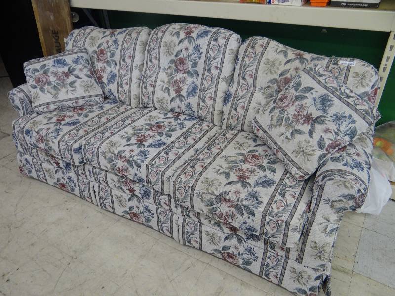 lot 427 image: Floral themed couch.
