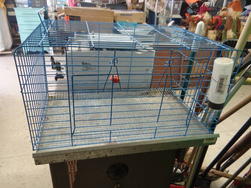 lot 433 image: Guinne pig or small rodent cage.