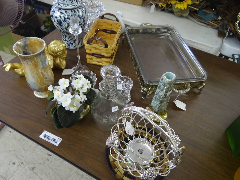 lot 437 image: Lot of home decor.