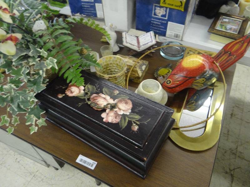 lot 439 image: Lot of home decor.