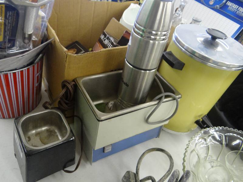 lot 444 image: 1 Small & 1 medium fond warmer & drink dispenser.