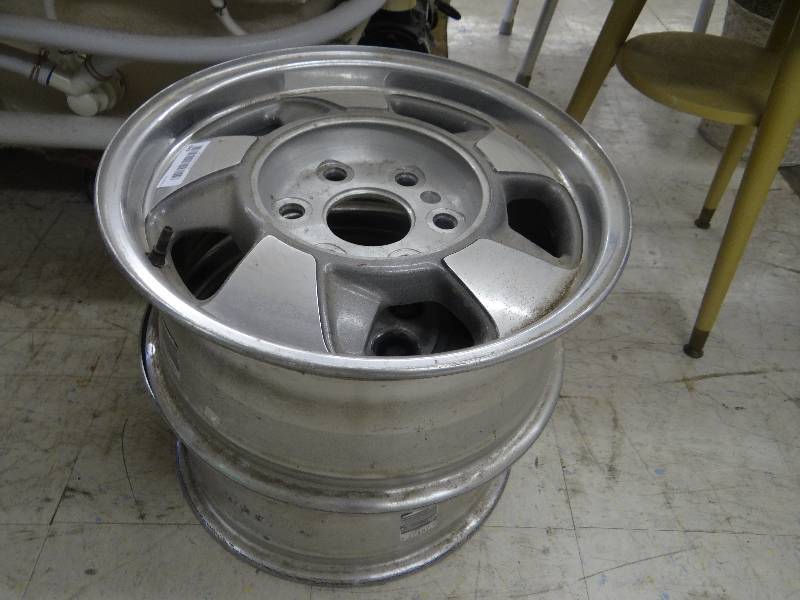 lot 449 image: 2 Chevy rims.