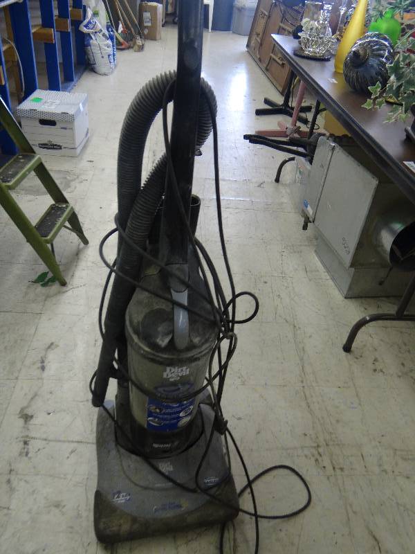 lot 451 image: Dirt devil vacuum.