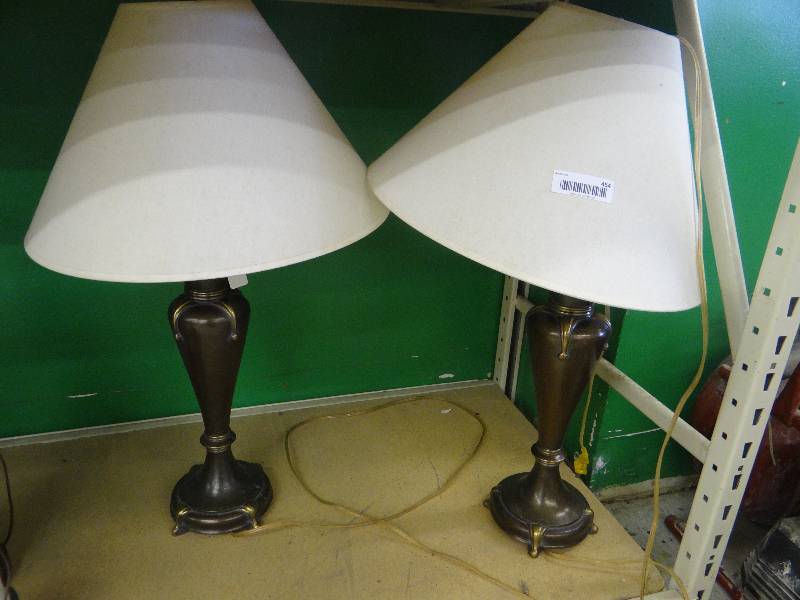 lot 454 image: 2 Matching lamps wshades.