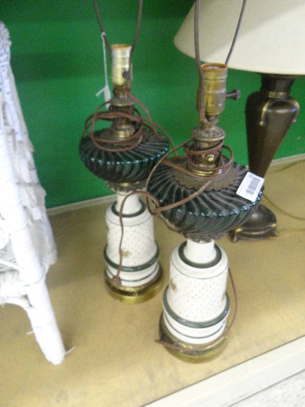 lot 455 image: 2 Matching lamps wno shades.
