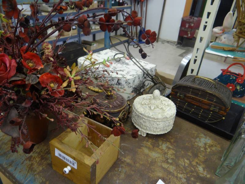 lot 458 image: Lot of home decor.