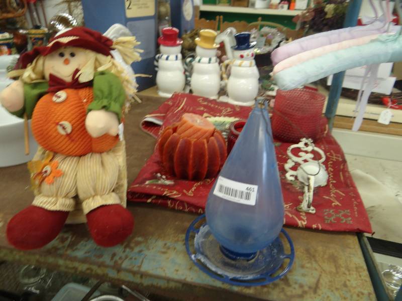 lot 461 image: Home decor items.