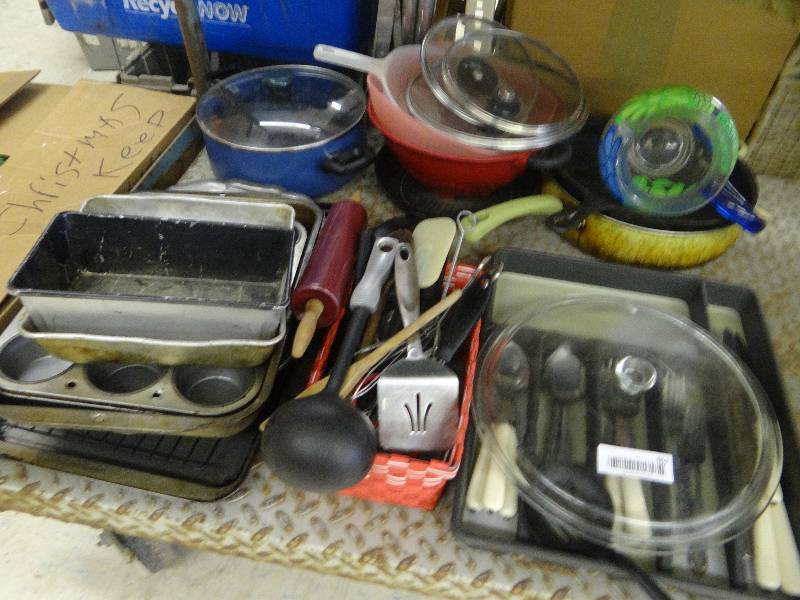lot 462 image: Big lot of kitchen items, silverware, pans, pots, pot lids & ware.