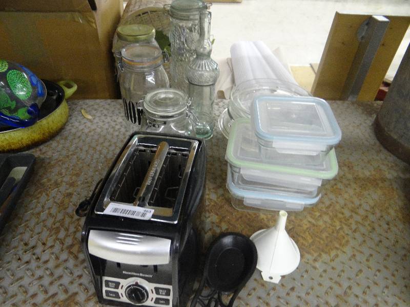 lot 463 image: Toaster & other kitchen glassware.