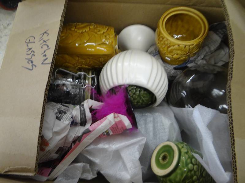 lot 474 image: Box of glassware.