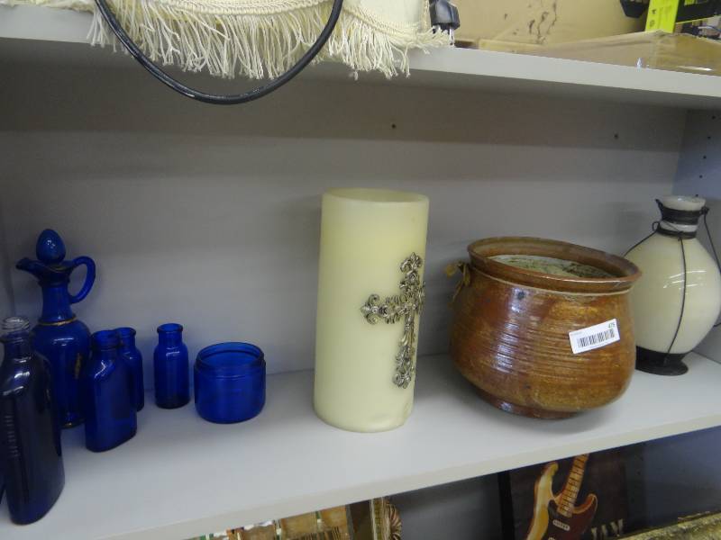 lot 475 image: Lot of decorative glassware.