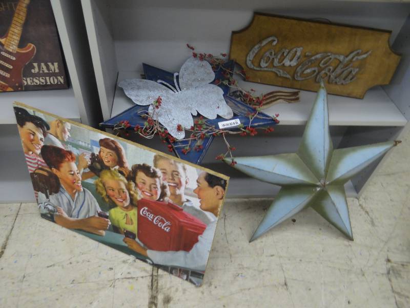 lot 477 image: Wall decor.