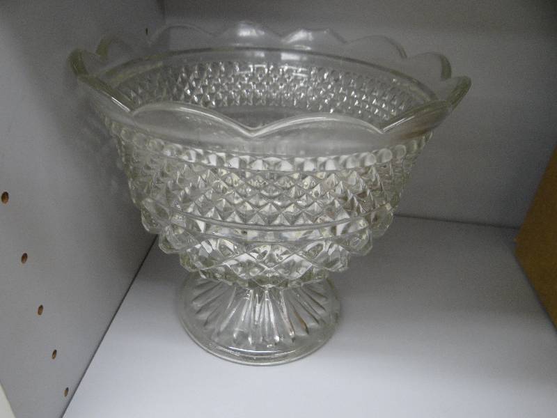 lot 478 image: Matching dish set.