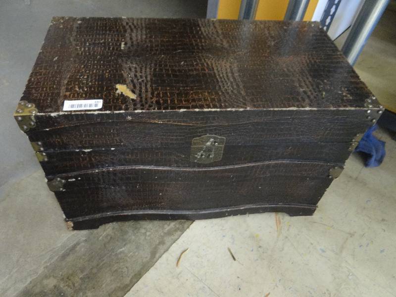 lot 480 image: Old chest.