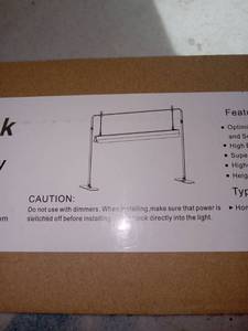 lot 17654 image: Igrowtech Grow Light 10w 120v White