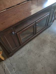 lot 1621 image: 60 in wide 20 in deep and 29 in tall TV stand