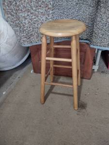 lot 1625 image: heavy duty wood bar stool