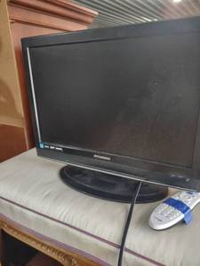 lot 1632 image: working 19 in Sylvania TV with remote
