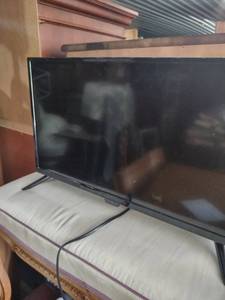 lot 1633 image: working 24-in insignia LCD TV with remote