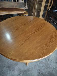 lot 1637 image: 48-in round oak table one leaf leaf has bad spot on it