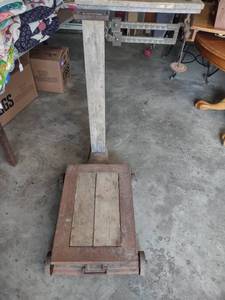 lot 1642 image: US standard antique floor scales condition unknown