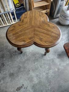 lot 1644 image: cloverleaf end table 21 inch tall and 25 in across