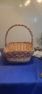 lot 1822 image: Eleven by thirteen by 5 12 basket