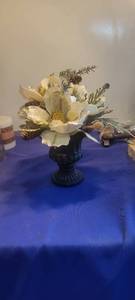 lot 1833 image: Flower arrangement