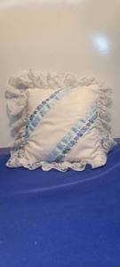 lot 1898 image: Throw pillow.