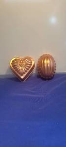 lot 1933 image: Two jello mold