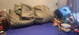 lot 1940 image: Green queen size comforter and shams