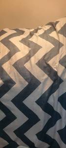 lot 1946 image: Green zigzag aND bed skirt believe to be full