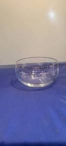 lot 1953 image: Glass bowl with gold trim
