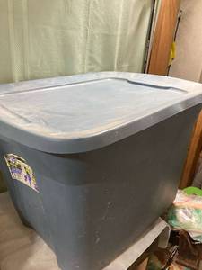 lot 5188 image: Blue 18 gallon tote dent on side