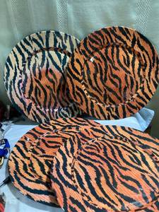 lot 5192 image: 4) 13 inch tiger chargers plates. 1 is faded.