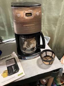 lot 5194 image: automatic, grind, and brew Cuisinart clock turned on no further testing