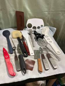 lot 5213 image: Miscellaneous kitchen utensils