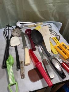 lot 5214 image: Flat of miscellaneous kitchen utensils