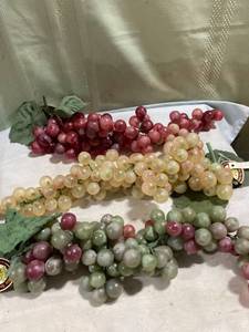 lot 5227 image: 3) groups of grapes